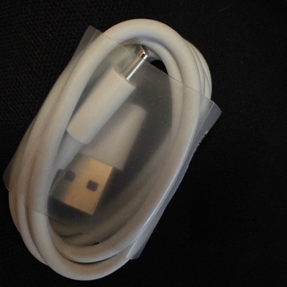 Charger C and earphones - Picture 3 of 4